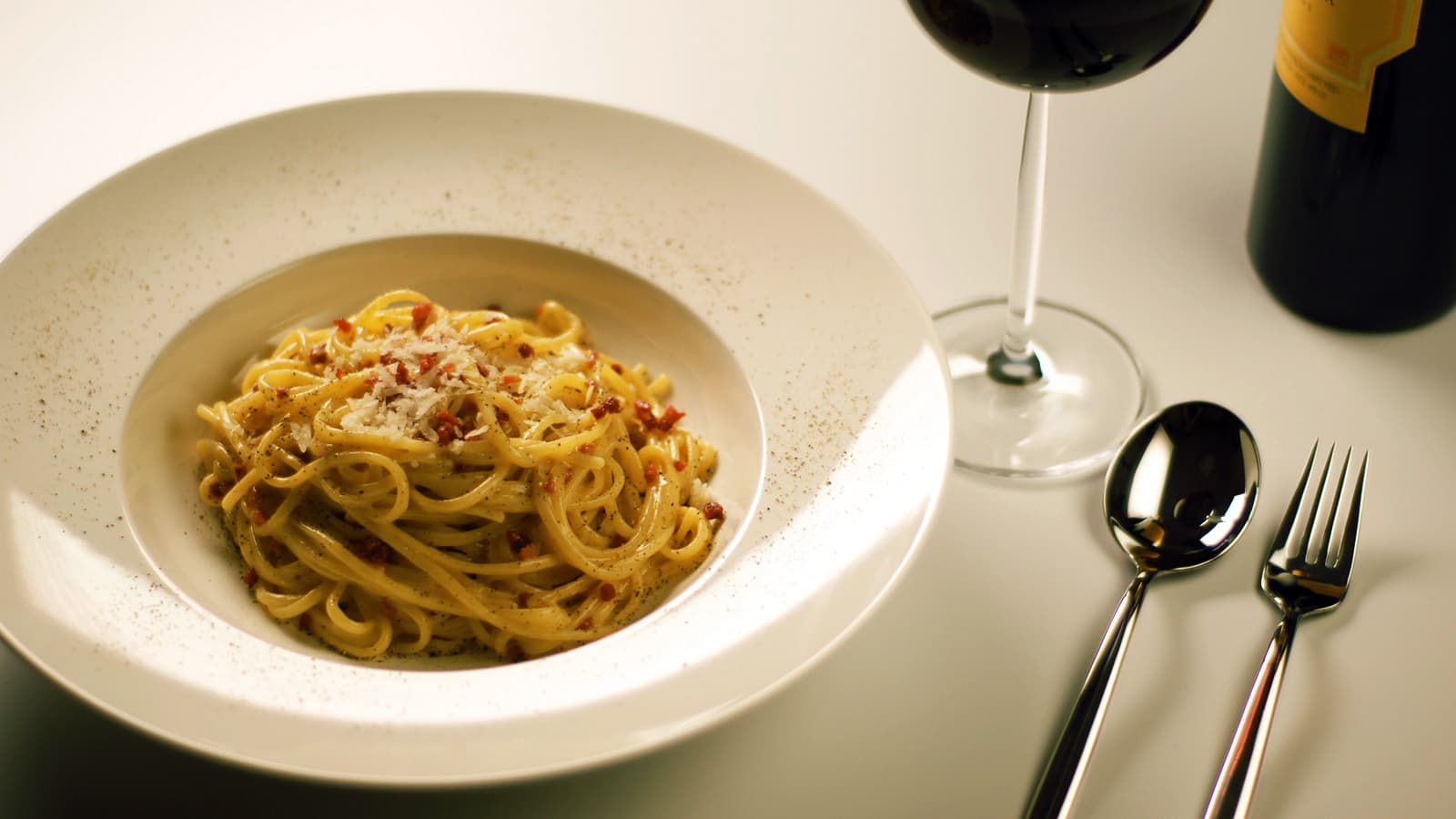 GR Stories | A plate of spaghetti alla carbonara with black pepper and pecorino