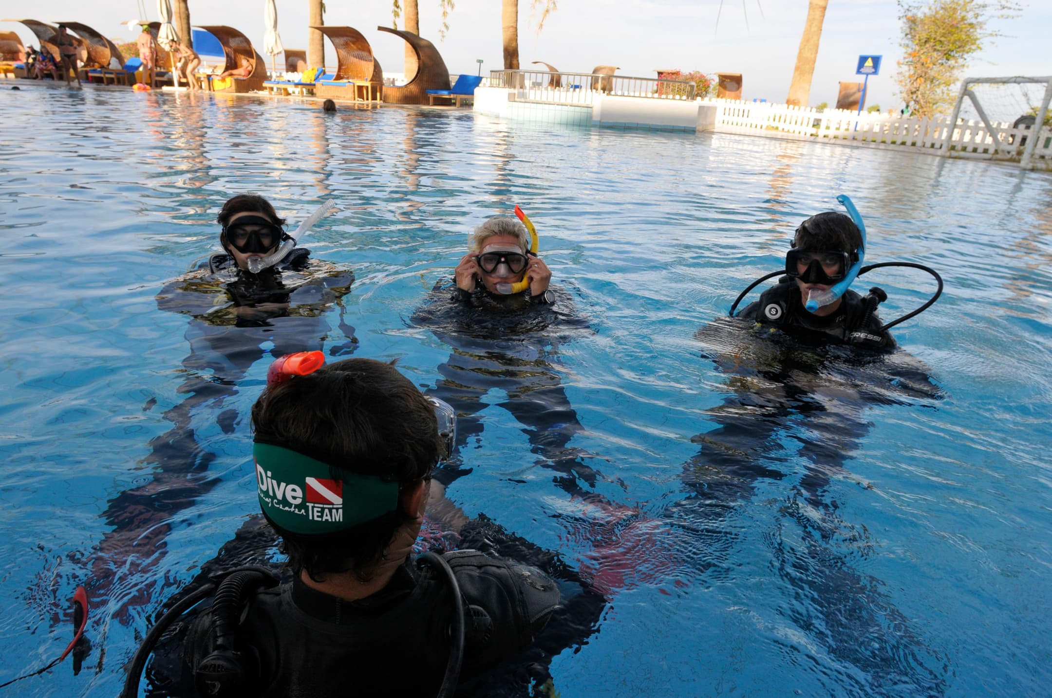 Divers in a pool during a training session with the iDive team